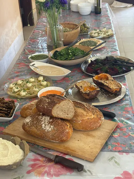 שולחן מלא במנות טבעוניות